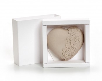 Λευκό χάρτινο κουτί με καρδιά κεραμική μπεζ δαντέλα 8 x 8 cm ( η καρδιά) 10 x 10 x 3 cm
